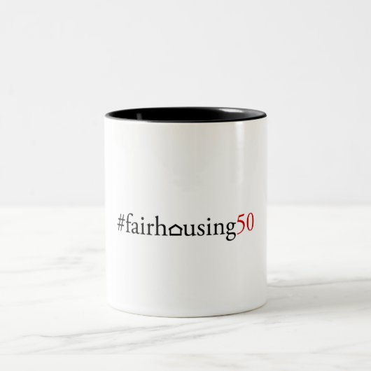 Angemessene Wohnung 50 (hashtag) - Tasse (Mittel)