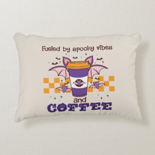 Angenährt von Spooky Vibes und Kaffee Dekokissen