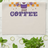 Angenährt von Spooky Vibes und Kaffee Geschirrtuch (Gefaltet)
