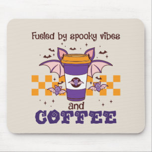 Angenährt von Spooky Vibes und Kaffee Mousepad