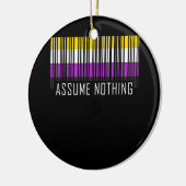 Angenommen, kein nichtbinärer Flag-Strichcode-Enby Keramik Ornament (Links)