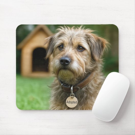 Angenommener Struppiger Hund Mit Hundehütte Mousepad (Mit Mouse)