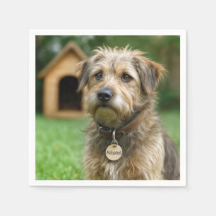 Angenommener struppiger Hund mit Hundehütte Serviette