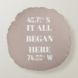 Angepasst: Alle Koordinaten beginnen Rundes Kissen<br><div class="desc">Eine schöne Art, sich zu erinnern, wo alles begann, indem man dieses Design mit eigenen Koordinaten anpassen. Suchen Sie Ihre Koordinaten auf einer Mapping-Site und passen Sie einfach die Text-, Breiten- und Längennummern an, um Ihr eigenes personalisiertes Design zu erstellen. Eine neutrale, warme, braune Farbe im Hintergrund, ideal für jede...</div>