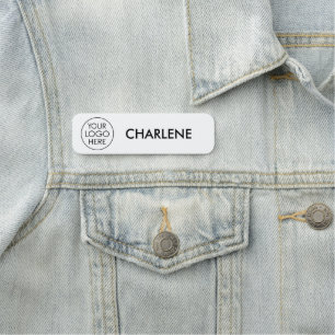 Angepasste weiße Namensmarke mit Logo und feinem S Namensschild