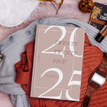 Angepasster Niedlich rosa Minimal 2026 Kalenderpla Planer<br><div class="desc">Bleibe im Stil mit diesem eleganten Zazzle-Planer 2026. Mit einem modernen, minimalistischen Design in sanften, erdigen Tönen und einem kühnen "2026" auf dem Cover ist dieser Planer der ideale behalt für den Tagesablauf, die Ziele und wichtige Events. Die schlanke Spiralbindung sorgt für eine einfache Bedienung, während die anpassbare Option es...</div>