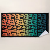 Angepasster Verlobter Retro-Farbtext Strandtuch (Vorderseite)