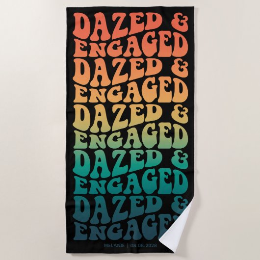 Angepasster Verlobter Retro-Farbtext Strandtuch (Vorderseite)