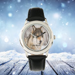 Angepasster Wolfskopf Name des Wildtierwaldes Armbanduhr<br><div class="desc">Naher Wolfskopf in einem skandinavischen,  nordischen Winterwald. Ein niedlich freundliches,  fast lächelndes Gesicht. Ein Tier mit schwarzem,  weißem und braunem Fell. Vorlage für Ihren Namen. Entfernen Sie die Uhr mit der Backspace-Taste,  wenn Sie die Uhr ohne Namen gewollt haben.</div>
