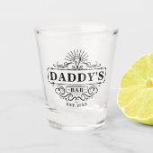 Angepasstes Daddy's Bar Year etabliert Schnapsglas (Vorderseite)