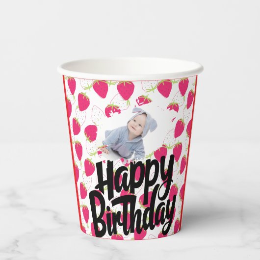 Angepasstes Erdbeermuster - Happy Birthday Pappbecher (Rückseite)