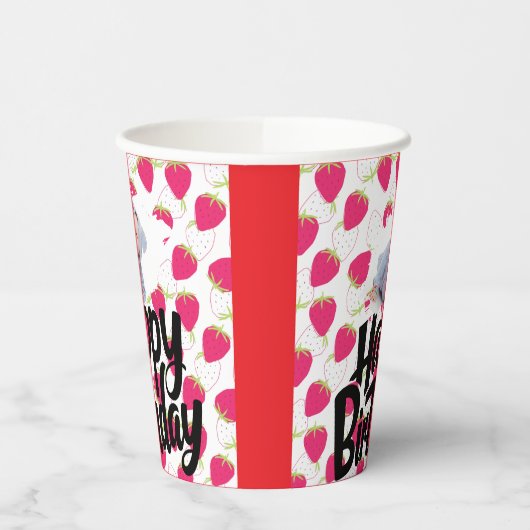 Angepasstes Erdbeermuster - Happy Birthday Pappbecher (Links)
