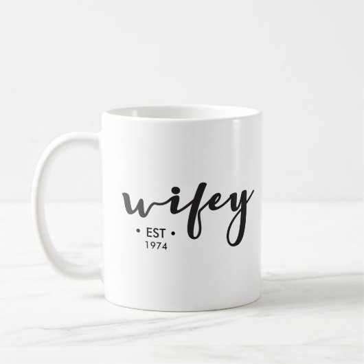 Angepasstes Jahr hier personalisiert Wifey Kaffeetasse (Links)