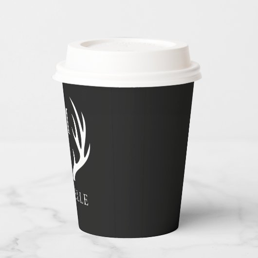 Angepasstes Monogramm mit Schwarz-weißem Hirschant Pappbecher (Links)