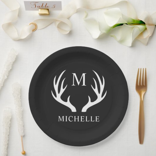 Angepasstes Monogramm mit Schwarz-weißem Hirschant Pappteller (Hochzeit)