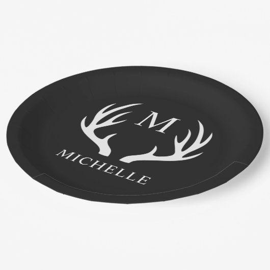 Angepasstes Monogramm mit Schwarz-weißem Hirschant Pappteller (Schrägansicht)