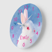 Angepasstes niedliches Weißkaninchen auf blauem Sc Große Wanduhr (Winkel)