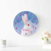 Angepasstes niedliches Weißkaninchen auf blauem Sc Große Wanduhr (Zuhause)