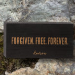 Angepasstes Personalisiertes Sprichwort Modernes S Holzkisten Schild<br><div class="desc">Sie können Ihr eigenes personalisiertes stylisches Zeichen mit einem Namen oder Datum am unteren Ende und Ihrem kurzen inspirierenden Zitat oder Bibelverse erstellen. Diese minimalistische Bräune auf schwarz in der modernen Typografie ist ein Christliches Glaubenssatz, "vergeben. Kostenlos. Für immer." Dieses inspirierende spirituelle Zitat bezieht sich auf die Vergebung und Freiheit,...</div>