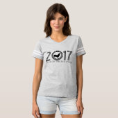 Angepasstes Rooster Jahr 2017 - grafisches T-Shirt (Vorne ganz)
