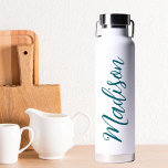 Angepasstes, türkisfarbenes Skript Trinkflasche<br><div class="desc">Eine niedliche personalisierte türkisfarbene Monogramm-Wasserflasche für ein Mädchen oder einen Typ,  das einfache,  handgeschriebene Geschenke Lieben. Schönes kursives Skript an der Seite Ihrer Flasche,  das Ihren Namen ausdrückt.</div>
