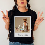 Angepasstes Vintages Foto und Jahr Nostalgie Gebur T-Shirt<br><div class="desc">Treten Sie zurück in die Zeit und feiern Sie Ihren besonderen Tag mit unserem Vintagen Foto und Jahr Nostalgischen Geburtstag T - Shirt, das den Geist der Y2K-Zeit mit einer Touch von 90er-Jahren Nostalgie. Das ist nicht nur ein Shirt zum Geburtstag - es ist ein Ausflug nach der Gedächtnisspur, personalisiert...</div>