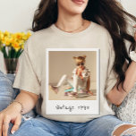Angepasstes Vintages Foto und Jahr Nostalgie Gebur T-Shirt<br><div class="desc">Kommen Sie zurück in die Vergangenheit und feiern Sie Ihre Reise mit unserem Vintagen Foto und Jahr Nostalgischen Geburtstag T - Shirt, eine perfekte Mischung aus personalisiertem Charme und Retro-Flair. Mit einem Bootleg Y2K 90er-Jahre-Look ist dieses Tee mehr als nur ein Geburtstagslustiges Geschenk - es ist eine herzliche Hommage an...</div>