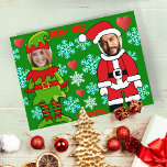 Angepasstes Weihnachtsgesicht für den Elf und den  Postkarte<br><div class="desc">Design-Hilfe: https://www.zazzle.com/live/categories/design help Foto der ID-Karte. Headshot Foto.Personalisiertes Weihnachtsbrett im offenen Winkel. Laden Sie einfach Ihr eigenes zentriertes Gesichtsbild hoch. Sie können Text bearbeiten ( Schriftart,  Größe,  Farbe ),  Maßstab,  schneiden Sie das Bild ...  Verschieben,  drehen,  skalieren,  verkleinern alle Elemente (Schneeflocken und rotes Herz).</div>