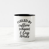 Angeregt durch Coffeine Chaos und Cuss Worte  Zweifarbige Tasse (Mittel)