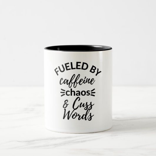 Angeregt durch Coffeine Chaos und Cuss Worte Zweifarbige Tasse (Mittel)