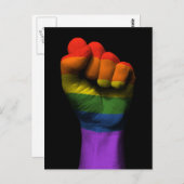 Angereicherte Faust mit Gay Pride-Regenbogenflagge Postkarte (Vorne/Hinten)