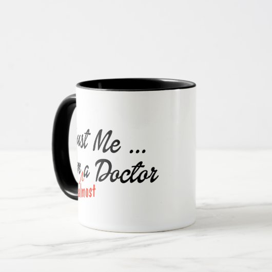 Angesagt Vertraue mir, ich bin fast Doktor Medical Tasse (Vorderseite Links)
