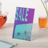 Angesagtes und grungy Sale mit Neonelementen Sockelschild (In SItu)