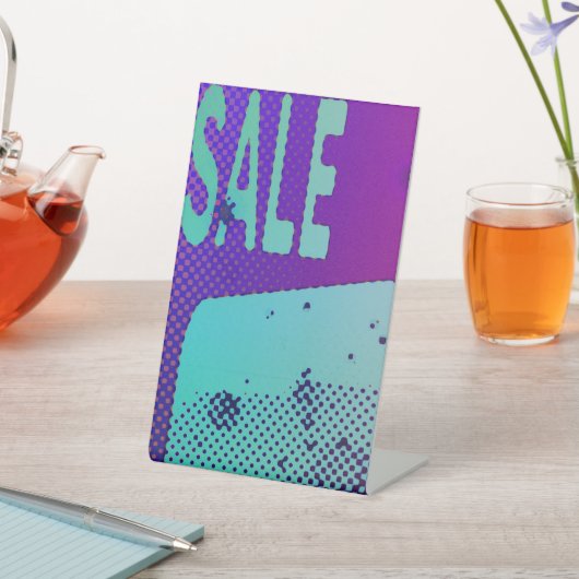 Angesagtes und grungy Sale mit Neonelementen Sockelschild (In SItu)