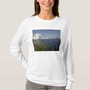 Angesehen über dem Becken, Raumfähre Atlantis T-Shirt