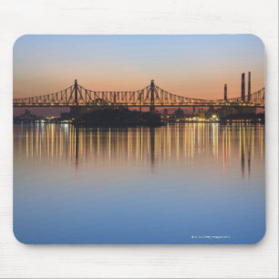 Angesehen von Manhattan über dem East River. Mousepad