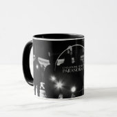 Angesehene Unarthing Shadows Paranormale Offiziell Tasse (Vorderseite Links)
