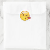 Angesicht, die ein Kuss Emoji wirft Runder Aufkleber (Tasche)
