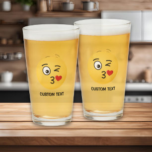 Angesicht, die einen Kuss werfen Glas