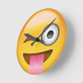 Angesicht mit verklemmter Zunge und weinendem Auge Runde Wanduhr (Winkel)