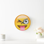 Angesicht mit verklemmter Zunge und weinendem Auge Runde Wanduhr (Zuhause)