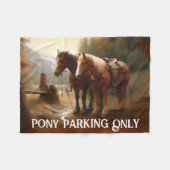 Angespannte Pferde "Pony-Parking" Fleecedecke (Vorderseite (Horizontal))