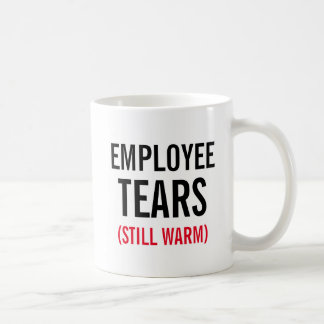 Angestellter zerreißt noch warmes kaffeetasse