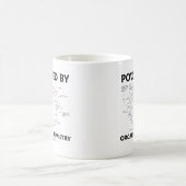 Angetrieben durch Bio Chemie (Krebs Zyklus) Kaffeetasse (Mittel)
