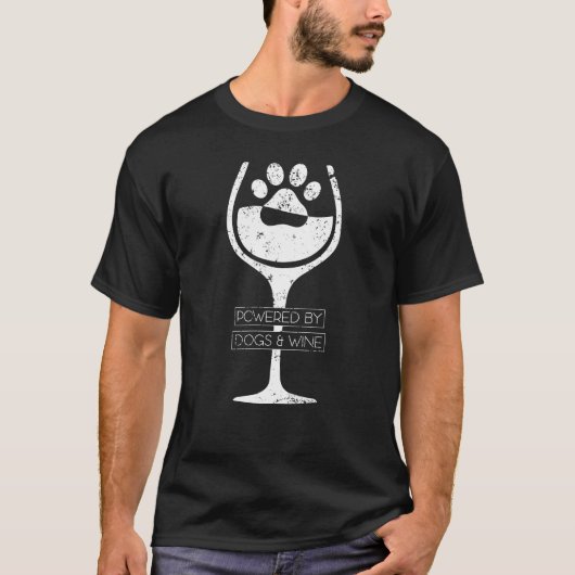 Angetrieben durch Hunde und Wein-lustigen T-Shirt (Vorderseite)