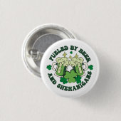 Angetrieben von Bier und Schabernack Button (Vorne & Hinten)