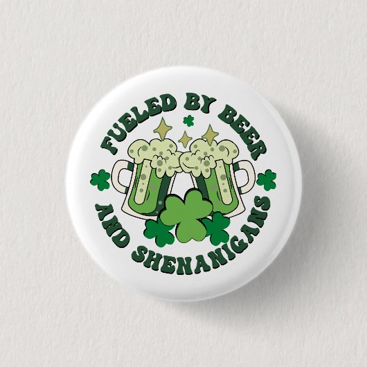 Angetrieben von Bier und Schabernack Button (Vorderseite)
