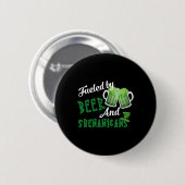 Angetrieben von Bier und Schabernack St. Patricks  Button (Vorne & Hinten)
