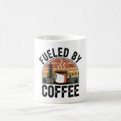 Angetrieben von Coffee Retro Camp Kaffeetasse (Mittel)