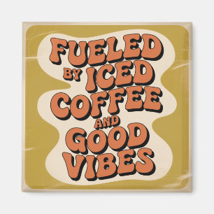 Angetrieben von eisgekühltem Kaffee und guter Laun Magnet